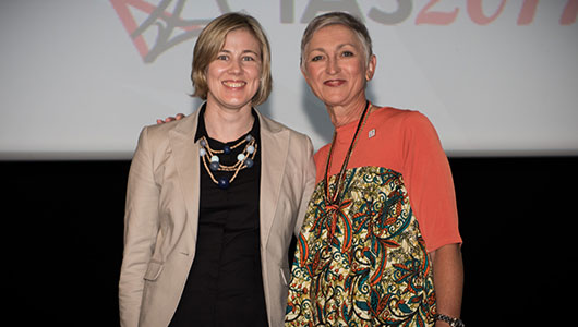 Amy Slogrove con la presidenta de la IAS Linda-Gail Bekker en la IAS 2017. Foto: Steve Forrest/Workers' Photos/IAS